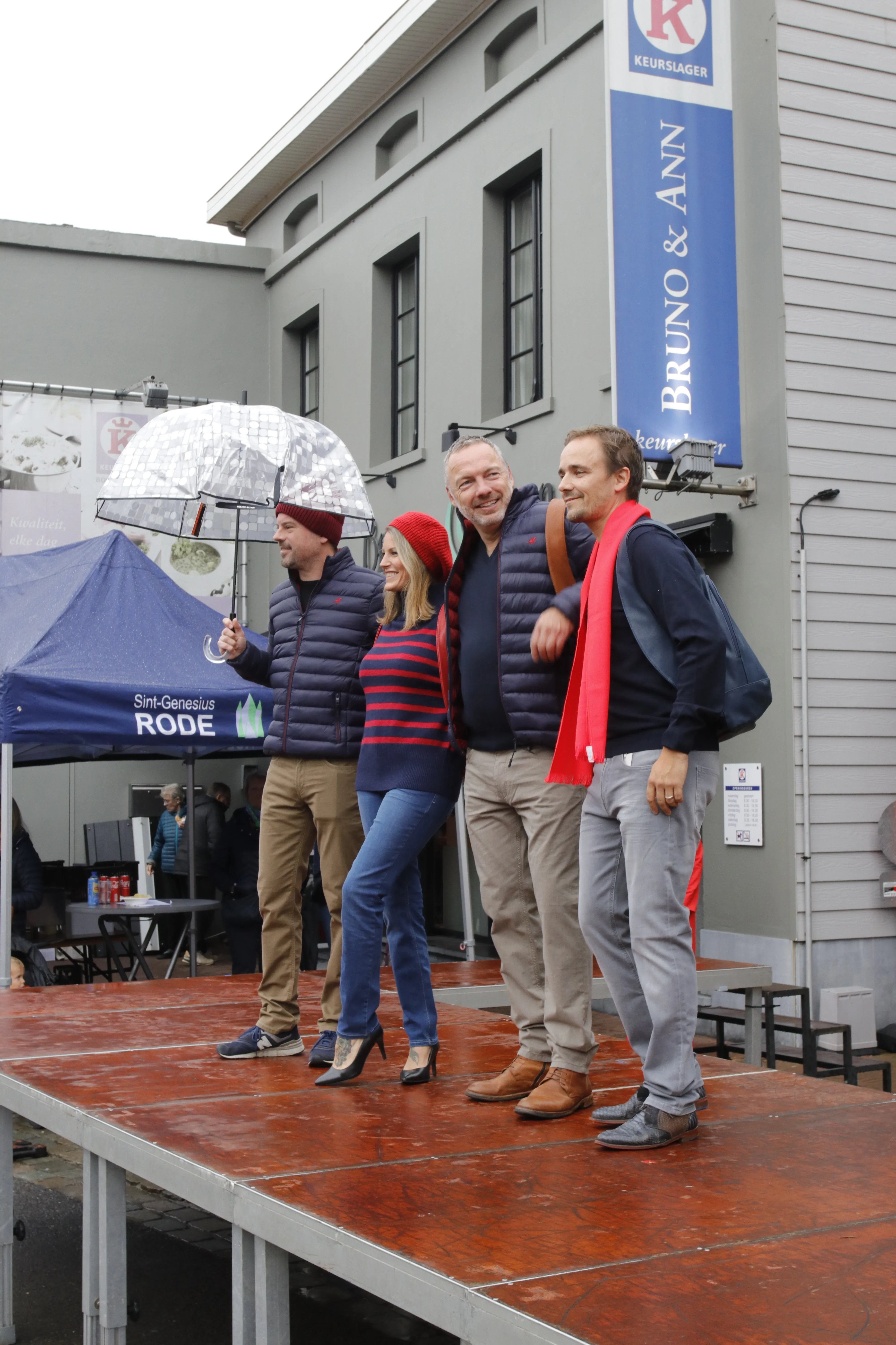 mensen aan het poseren op een podium op de Jaarmarkt van Rode